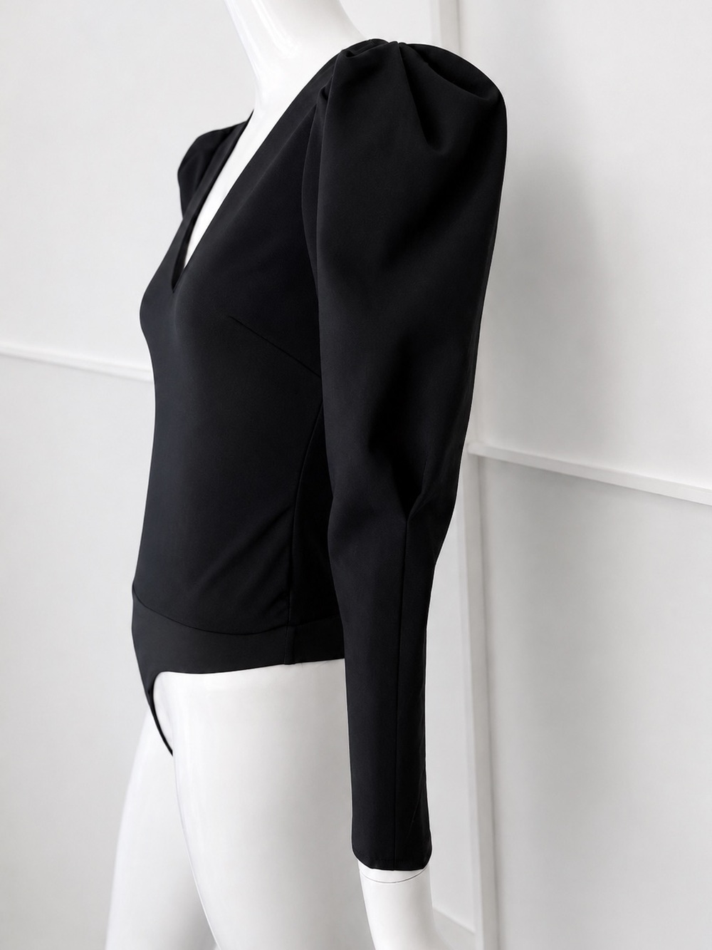 π ASTR THE LABEL NWT Black Puff Sleeve Bodysuit V Neck Quiet Luxury Sz Medium - Picture 3 of 16
